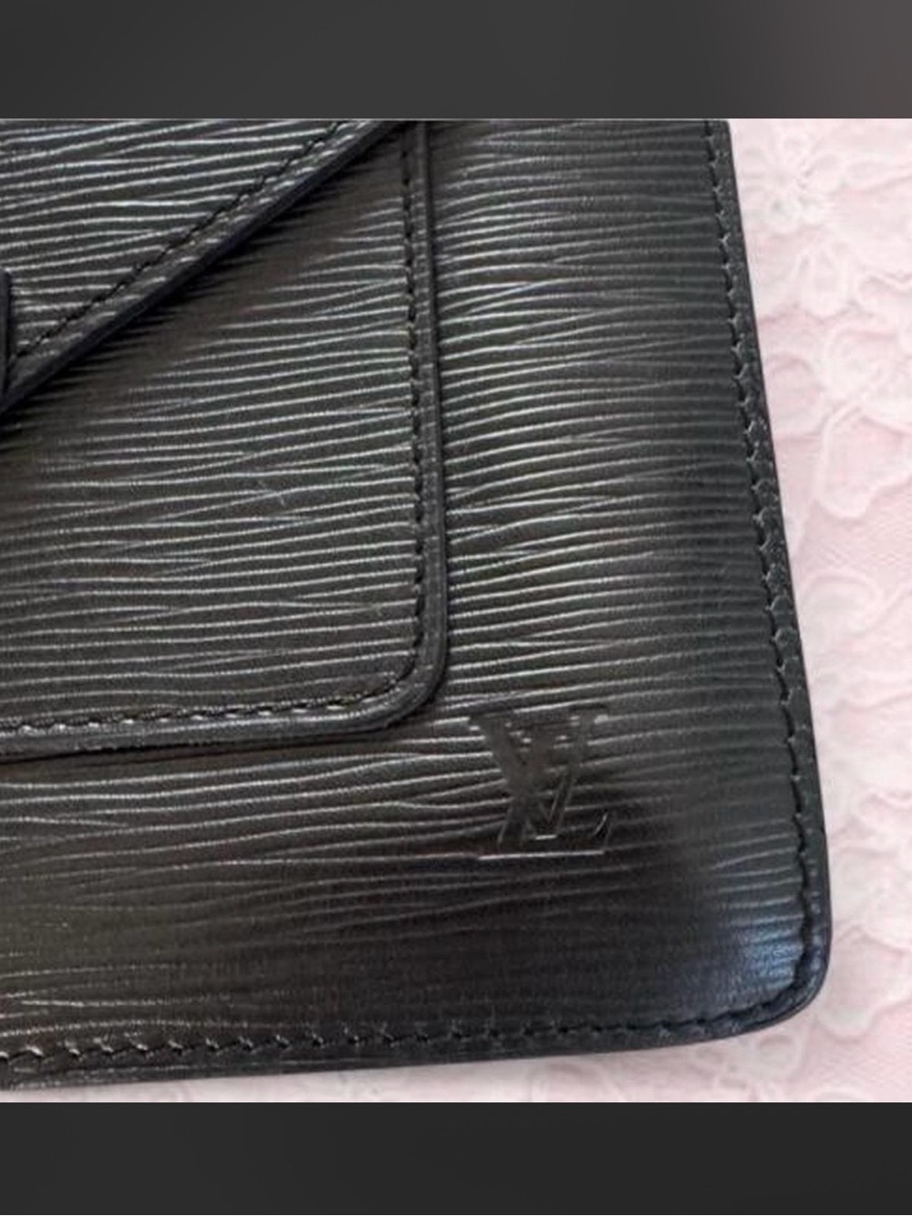 VINTAGE Black Louis Vuitton Epi leather crossbody bag with gold hardware - Picture 5 of 9